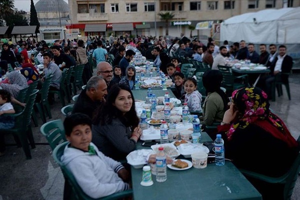Kilis'te 5 bin 500 Türk ve Suriyeli birlikte iftar yaptı