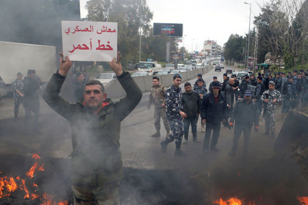 Lübnan'da emekli askerler sokağa indi