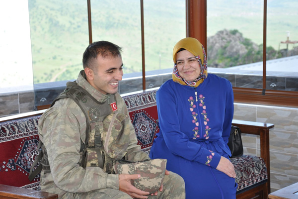 Sınırda nöbet tutan askere 'Anneler Günü' sürprizi