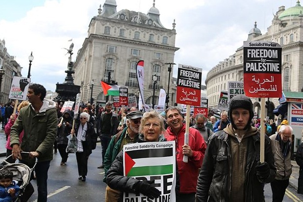 Londra'da binlerce kişi Filistin için yürüdü