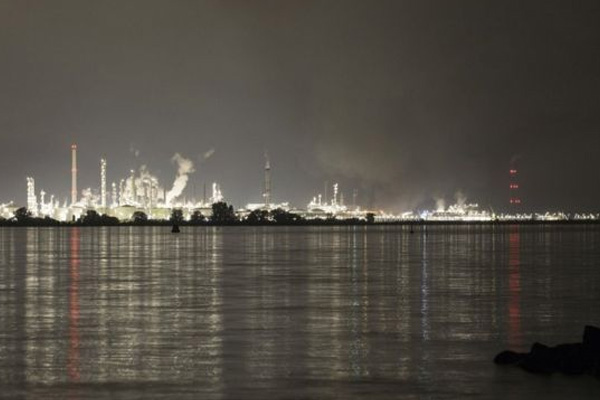 Hollanda'da uyuşturucu laboratuvarı bulunan gemi batırıldı