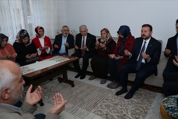 Binali Yıldırım'dan şehit ailesine ziyaret