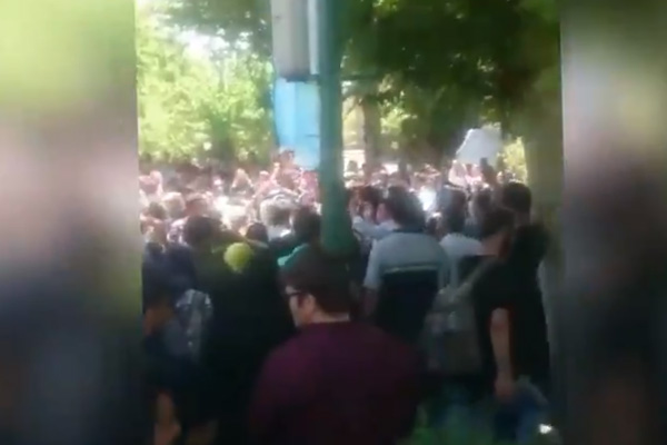 İran'da öğrenciler başörtüsü zorunluluğunu protesto etti