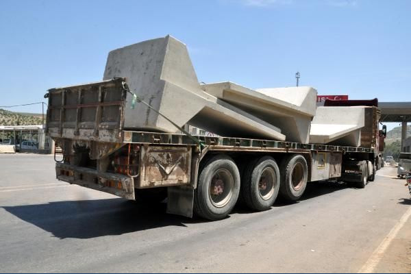 İdlib'e beton blok sevkiyatı