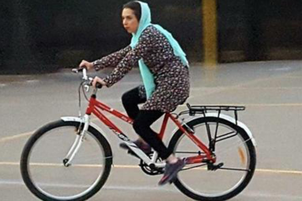 İran- İsfahan’da, kadınların umumi yerlerde bisiklet kullanması yasaklandı