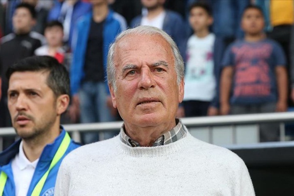 Mustafa Denizli görevinden ayrıldığını açıkladı