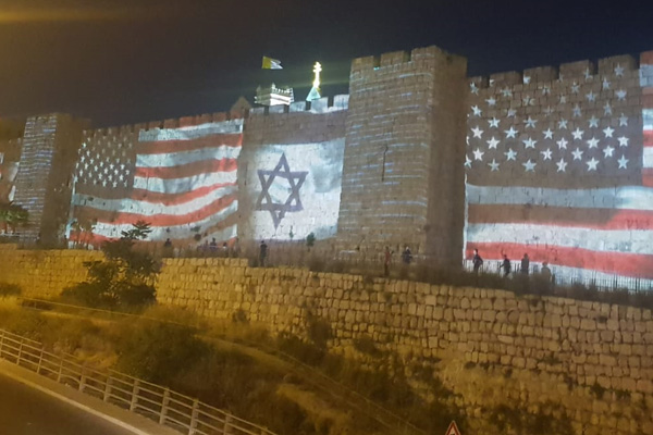 Kudüs'ün surlarına ABD ve İsrail bayrakları yansıtıldı