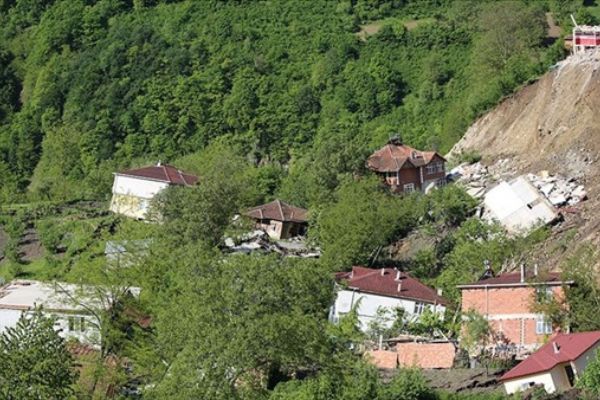 Ordu'da heyelanlı bölgedeki 15 ev yıkıldı