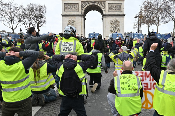 Fransa'da sarı yeleklilerin eylemleri 6. ayını doldurdu