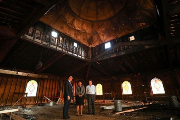 Müslüman ve gayrimüslimler kundaklanan Camii için kenetlendi