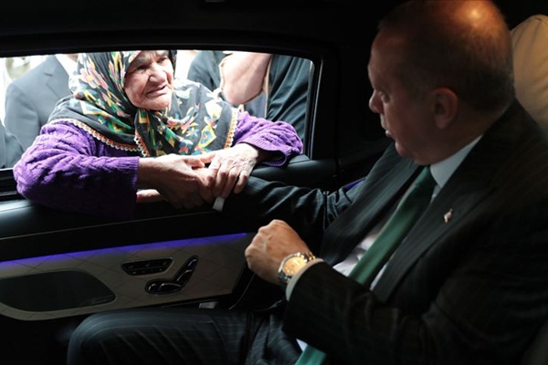 Erdoğan, makam aracını durdurarak vatandaşlarla sohbet etti