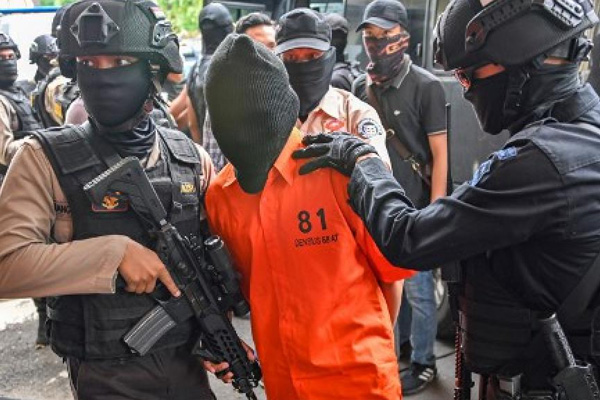 Endonezya'da 154 mahkum firar etti