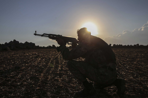 Teröristlerin taciz ateşine Mehmetçik'ten karşılık