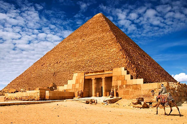 Mısır Piramitleri yakınında bir turist otobüsünde patlama meydana geldi