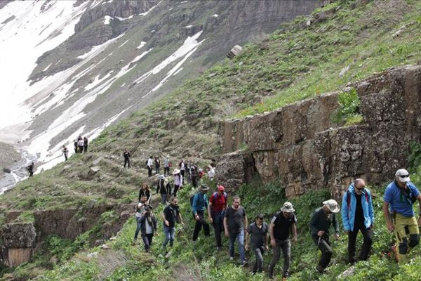 Hakkari'de Çiçek Vadisi'ne doğa yürüyüşü