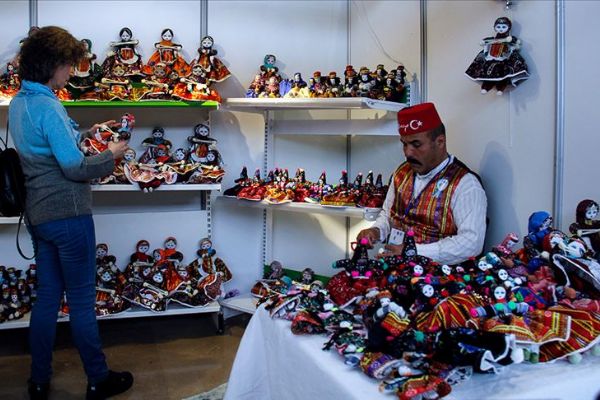 Kapadokya'nın giyim kültürünü bez bebeklerle yaşatıyor