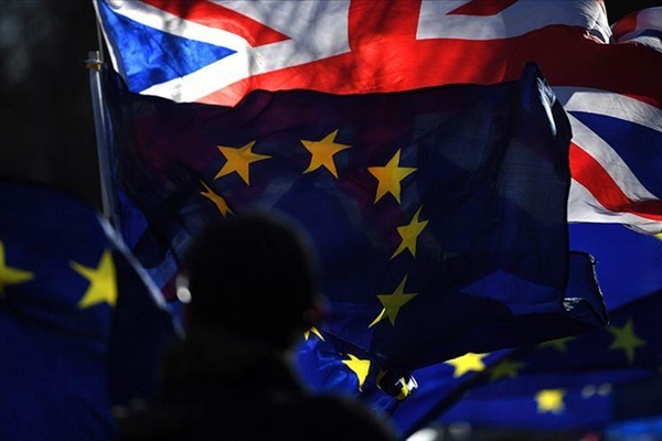 Brexit oylaması ertelendi