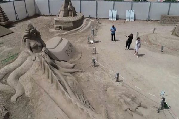 Kum heykeller 'deniz efsaneleri' ile sezonu açtı