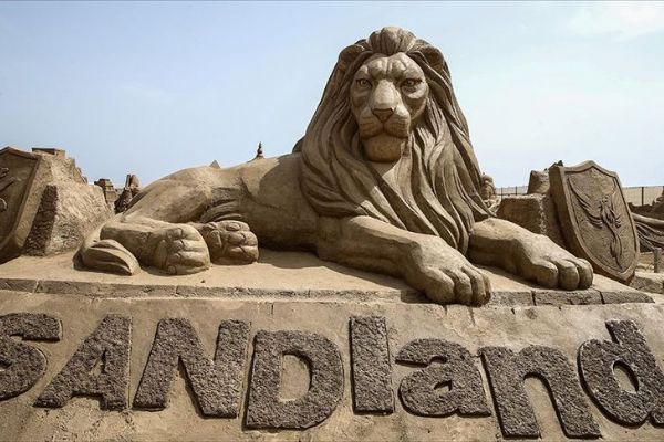 Kum heykeller 'deniz efsaneleri' ile sezonu açtı