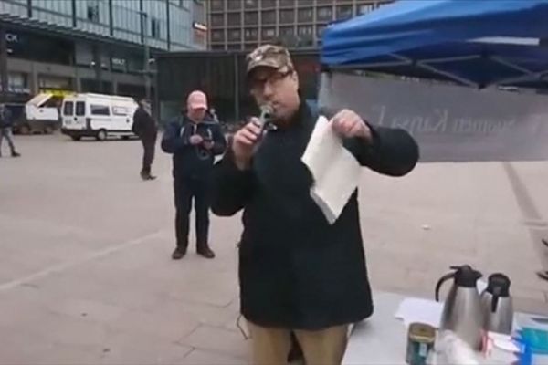 Finlandiya'da aşırı sağcı lider Kur'an-ı Kerim'i yırtıp yere attı