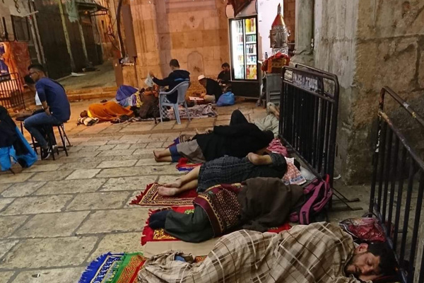 Mescid-i Aksa’ya alınmayan Filistinliler giriş kapılarında itikafta