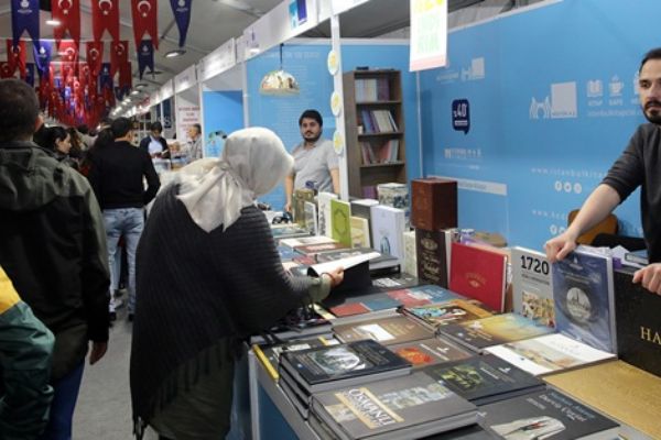 CHP Adayı'nın izin vermediği kitap fuarına İstanbullular akın ediyor