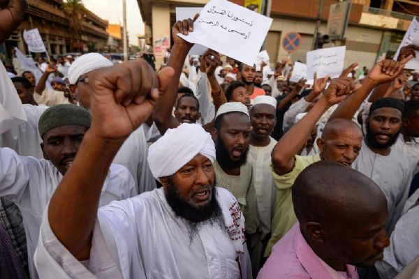 Sudan’da İslamcılar, ‘Şeriat’ı korumak için orduyu destekliyor