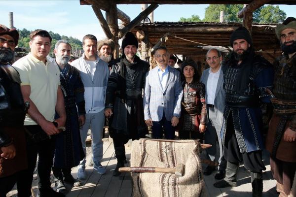Oktay'dan Diriliş Ertuğrul setine ziyaret
