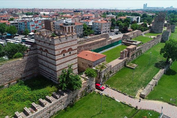 İstanbul'un tarihi surları zamana direniyor