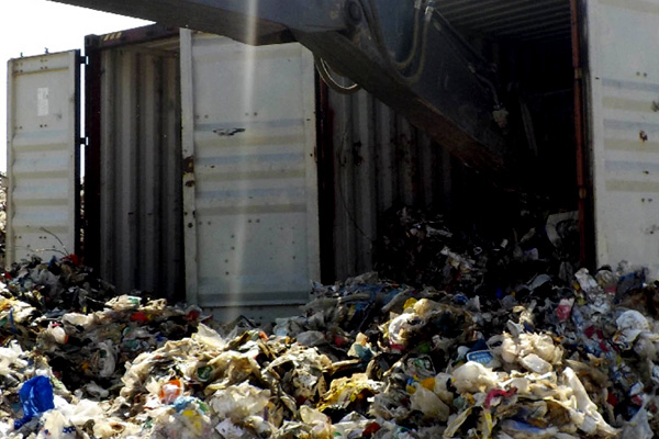 Çöpleri Kanada'ya götürecek kargo gemisi Filipinler'de