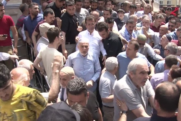 Ekrem İmamoğlu'na cami çıkışında protesto