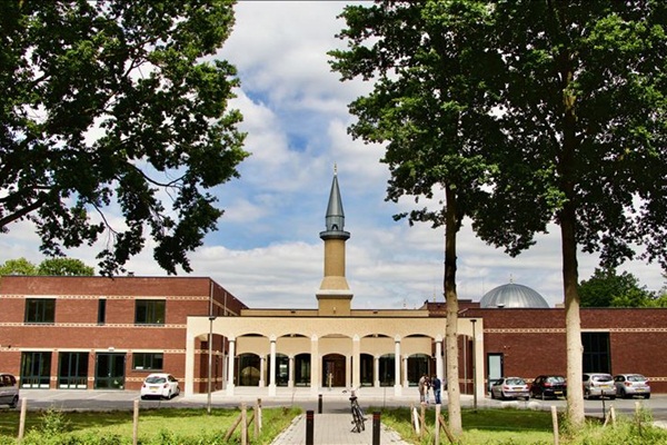 Hollanda'daki Tevhit Camisi açılışa hazırlanıyor