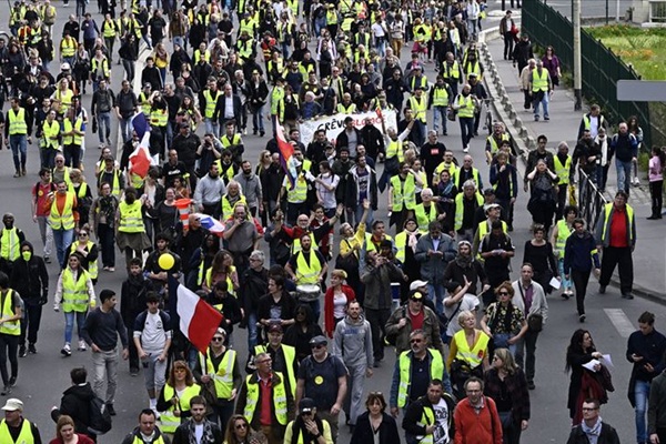 Fransa'da sarı yelekliler yeniden sokaklarda