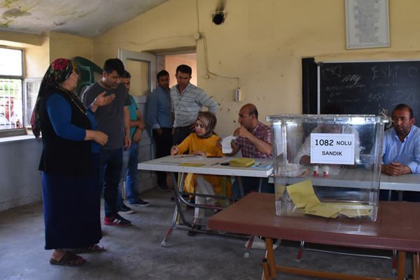 3 ilçe ve bir beldede oy verme işlemi başladı