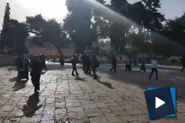 İsrail polisi Mescid-i Aksa'da cemaate müdahale etti - 1