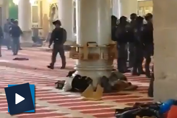 İsrail polisi Mescid-i Aksa'da cemaate müdahale etti - 2