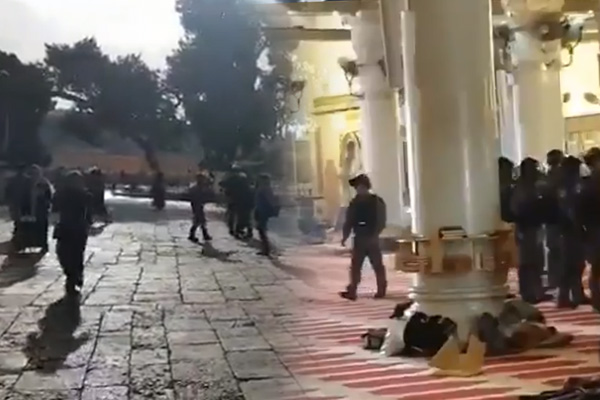 İsrail polisi Mescid-i Aksa'da cemaate müdahale etti