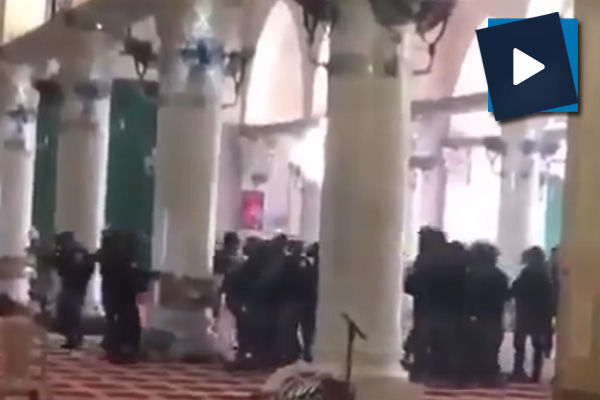 İsrail polisi Mescid-i Aksa'da cemaate müdahale etti - 3