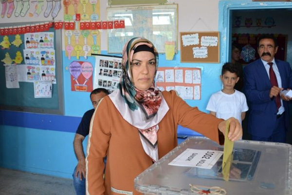 Kazada ölen muhtarın yerine eşi seçildi