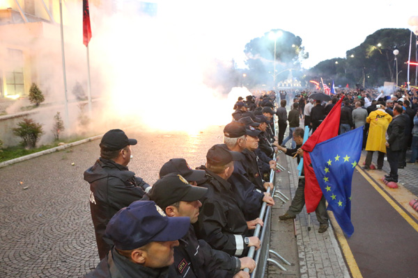 Arnavutluk'ta hükümet karşıtı protestoda gerginlik