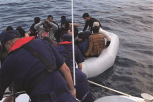İzmir'de 35 düzensiz göçmen yakalandı