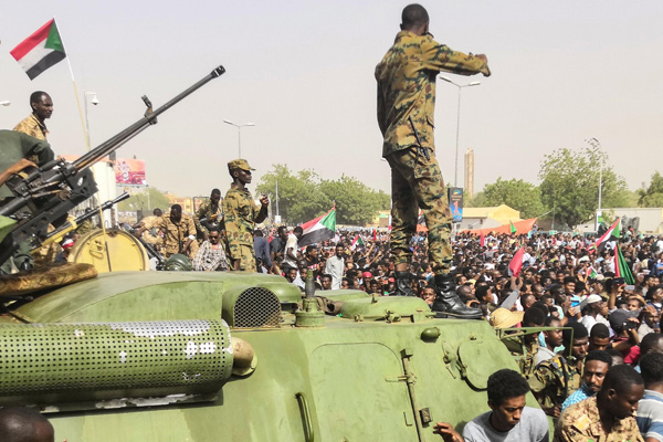 Sudan ordusu darbe karşıtı göstericilere ateş açtı
