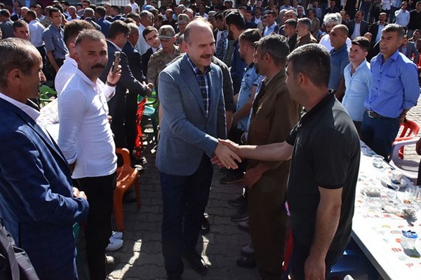 Bakan Soylu Beytüşşebap'ta vatandaşlarla bayramlaştı