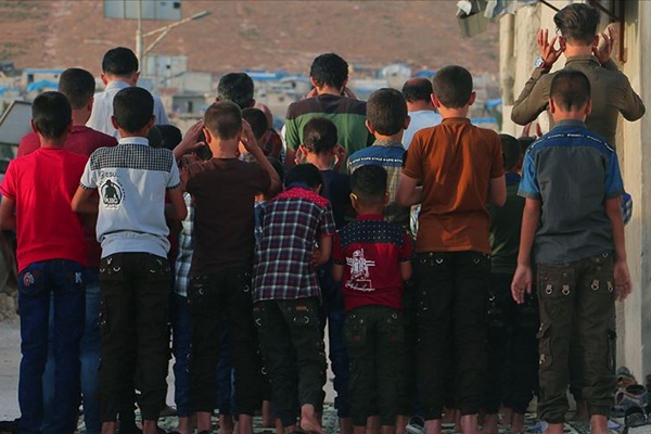 İdlib'de bombardıman altında bayram