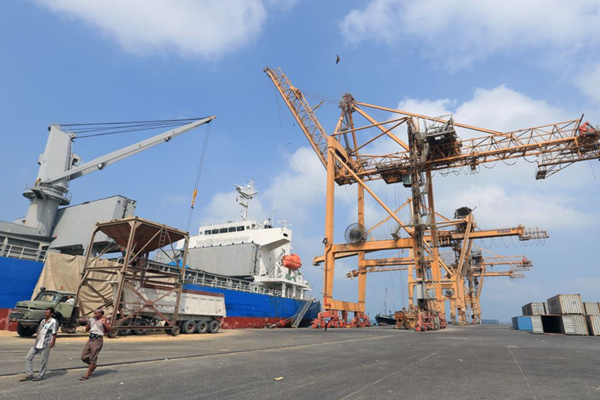 Koalisyon güçleri İran'a ait bir gemiden yaralı bir kişiyi tahliye etti