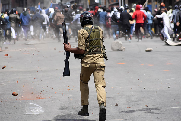 Keşmir'de bayramda da protestolar sürüyor