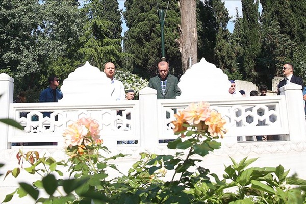 Erdoğan anne ve babasının mezarlarını ziyaret etti