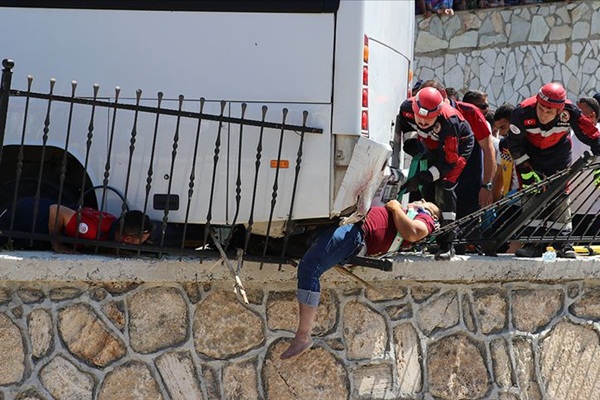Midibüsün altında kalan yaya hayatını kaybetti