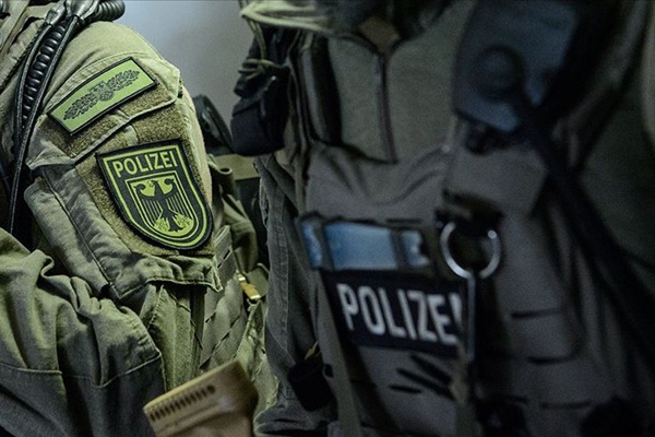 Alman polisinden Müslüman gençlere 'terörist' muamelesi