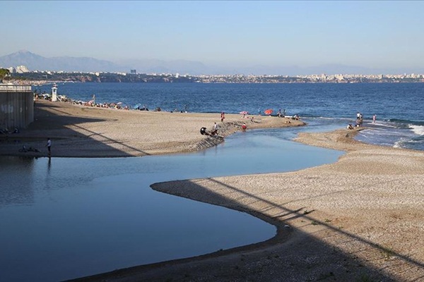 Antalya'da denizde akıntıya kapılan 2 çocuk kurtarıldı